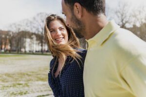 Séduire, sourire, profiter de la vie en couple