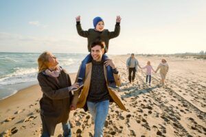 Vous devez profiter de la vie. Soyez toujours entouré de gens que vous aimez, de gens qui ont une bonne conversation. Il y a tellement de choses positives à penser.