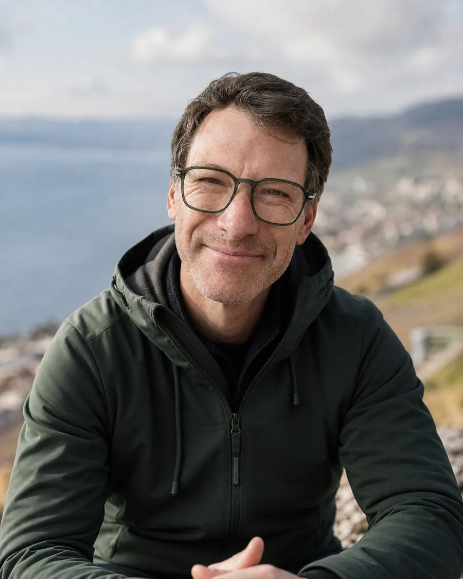 David Juncker, coach individuel, devant le lac de Neuchâtel.