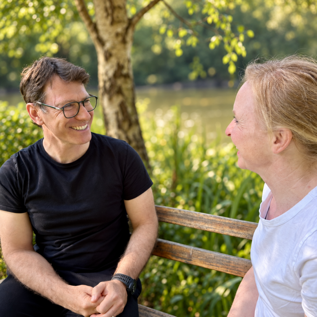David Juncker échange avec une personne sur un banc ; photographie personnelle au fond retravaillé avec l’IA.
