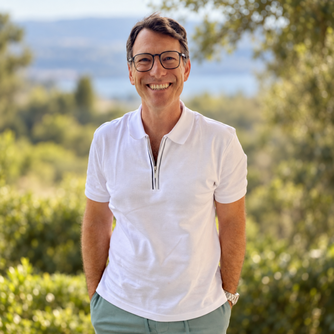 David Juncker, souriant, en polo blanc ; fond retravaillé avec l’IA.